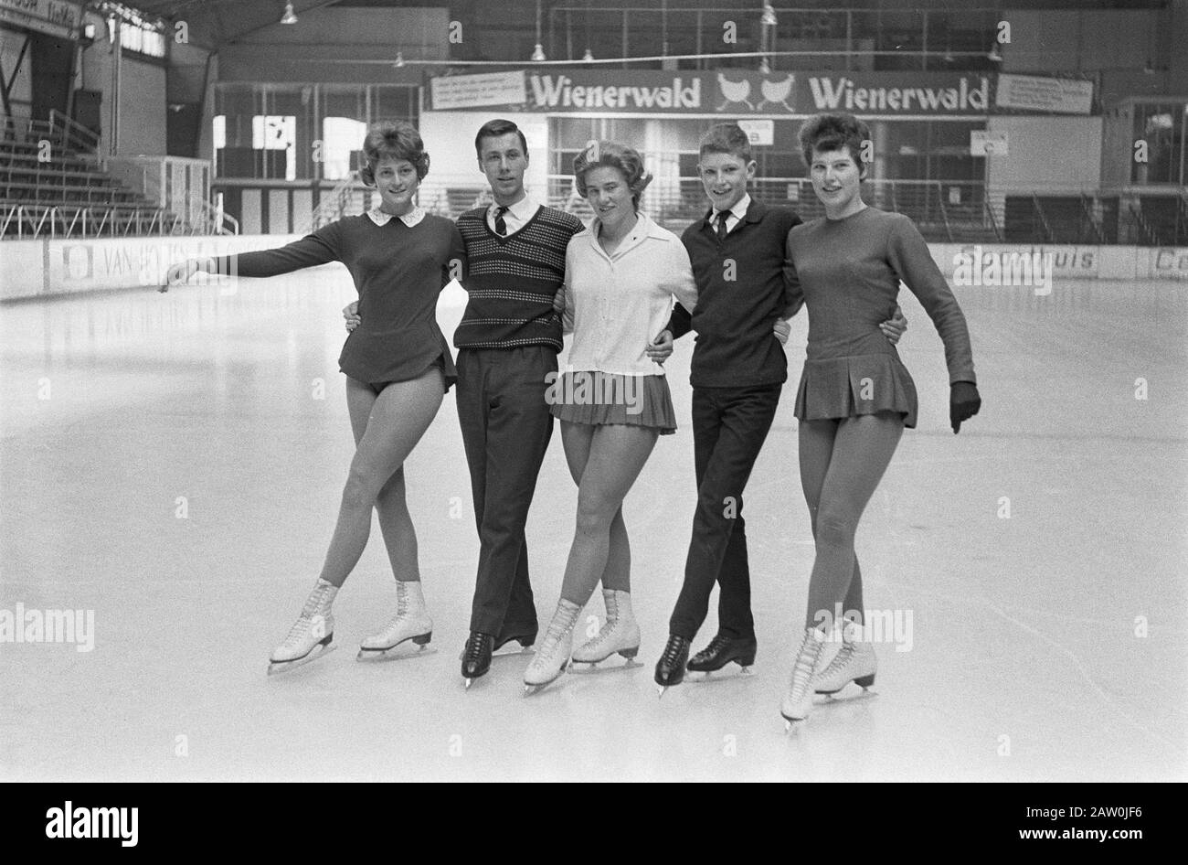 Campionati olandesi di pattinaggio all'Aia Hok v.r.n.l. Lil Verbeek, Arnout Hendriks, Sjoukje Dijkstra, Wouter Toledo E Madelaine Data: 17 Marzo 1964 Parole Chiave: Campionati, Pattinaggio Nome Persona: Dijkstra, Sjoukje, Toledo, Wouter Foto Stock