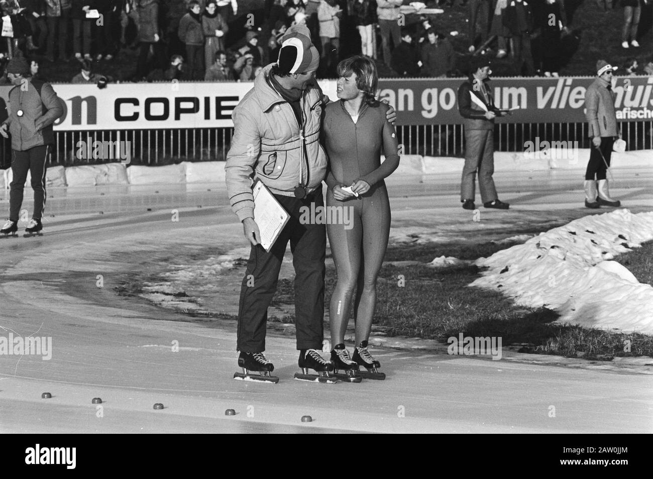 Campionato olandese di pattinaggio femminile in Assen. Ria Visser con il suo allenatore Jan boss. Date: 11 Gennaio 1981 Location: Assen Keywords: Skating, Sports Person Name: Boss Jan Pescatore Ria Foto Stock