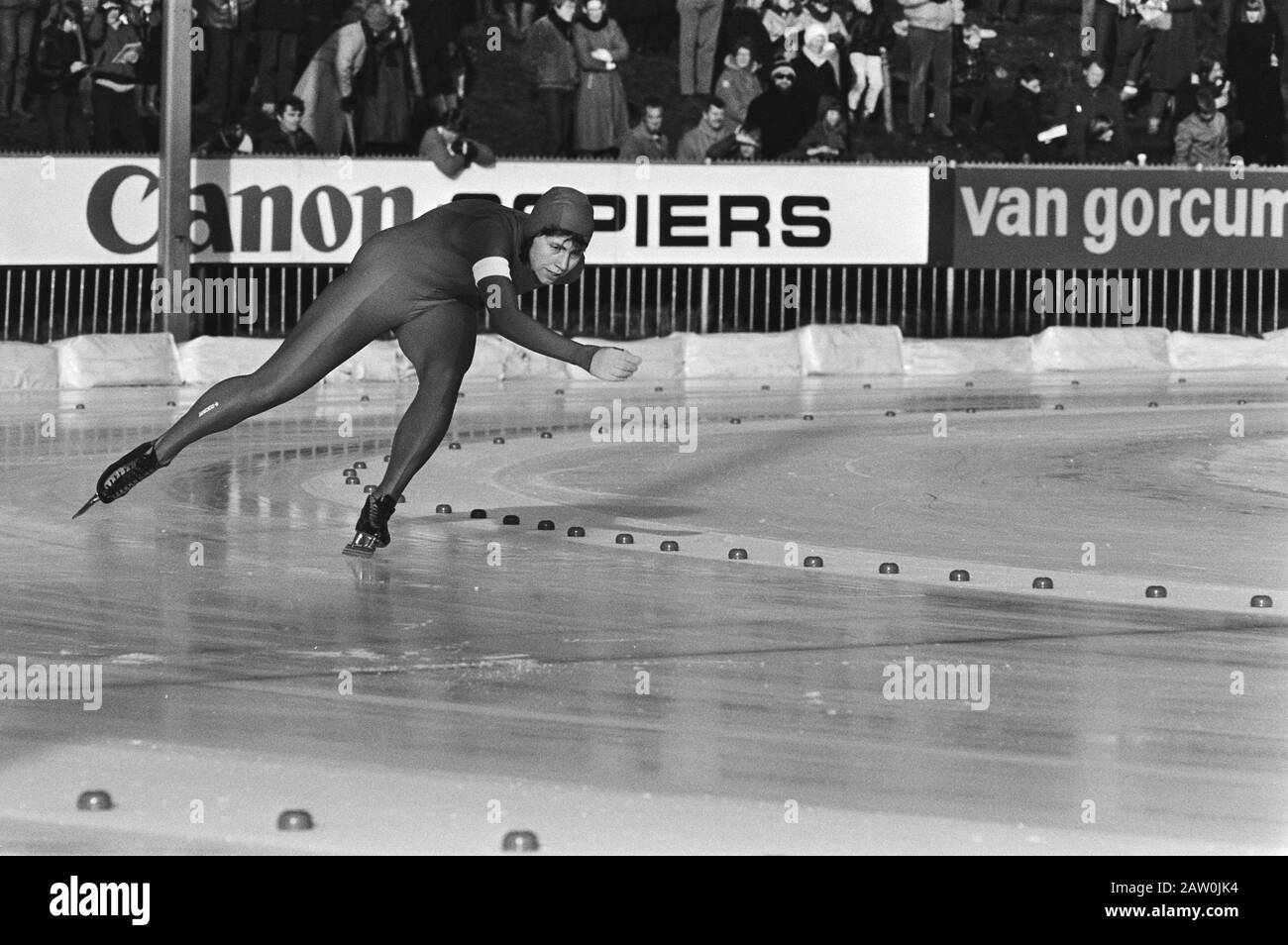 Campionato olandese di pattinaggio femminile in Assen. Sophie West Broek in azione. Data: 11 Gennaio 1981 Luogo: Assen Parole Chiave: Skating, Sport Persona Nome: West Pants Sophie Foto Stock