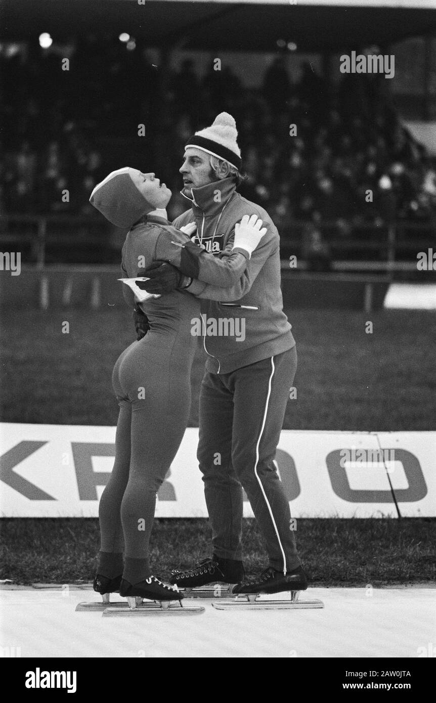 Campionati olandesi di pattinaggio a Assen; Annie Brockink catturato dal formatore Maarse Data: 11 gennaio 1975 luogo: Assen Parole Chiave: Campionati, PATTINAGGIO, sport, allenatori Foto Stock