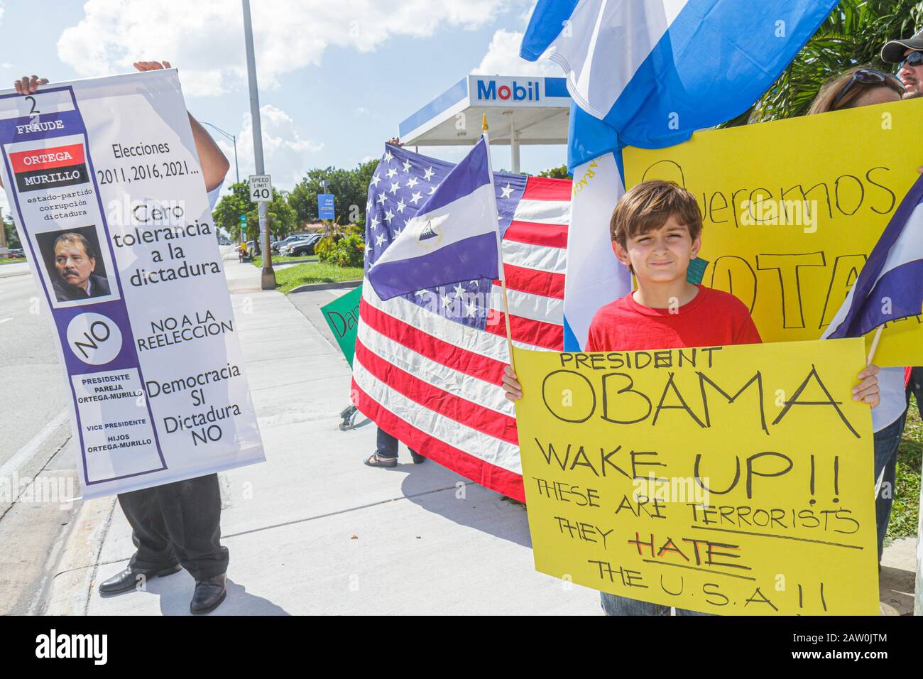 Miami Florida,protesta,strada di protesta ispanica che prende il nome dal corrotto generale nicaraguense,bandiera,manifestanti,studenti ragazzi ragazzi maschi bambini S Foto Stock