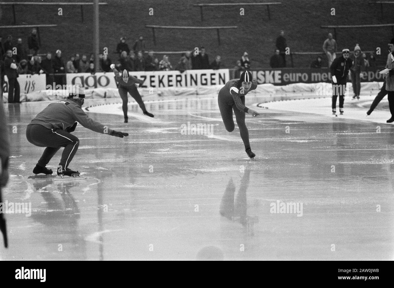 Campionati olandesi di pattinaggio a Assen; Sippi Tigchelaar in azione, sullo sfondo Sijtje of Racing, allenatore sinistro Maarse / Data: 11 gennaio 1975 Località: Assen Parole Chiave: Campionati, PATTINAGGIO, sport Foto Stock