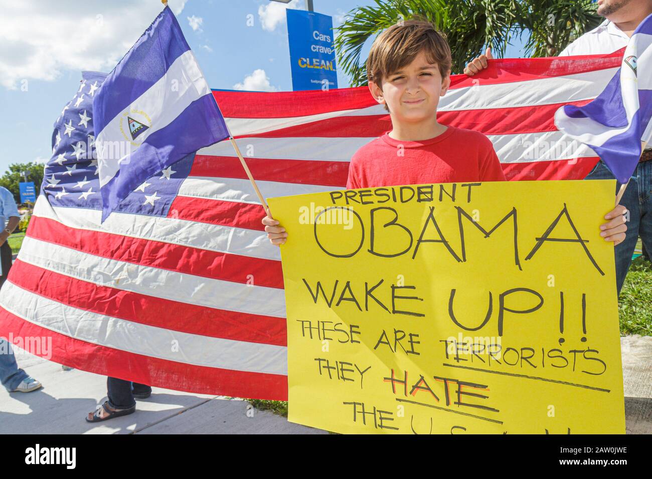 Miami Florida,protesta,strada di protesta ispanica che prende il nome dal corrotto generale nicaraguense,bandiera,manifestanti,studenti ragazzi ragazzi maschi bambini F Foto Stock