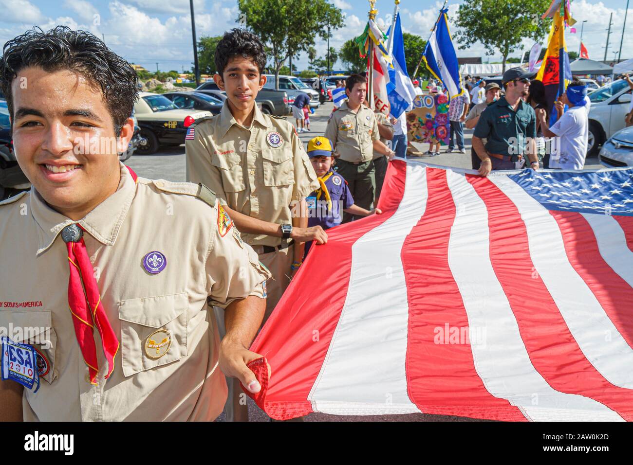Miami Florida,Arts in the Street,Independence of Central America & Mexico Cultural Integration Day,sfilata ispanica,Boy Scouts,uniforme,bandiera,Boy Boys ma Foto Stock