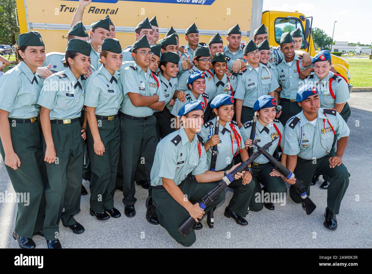 Miami Florida,Arts in the Street,Independence of Central America & Mexico Cultural Integration Day,Ispanico ROTC,studente teen,adolescente teenager teenagers Foto Stock
