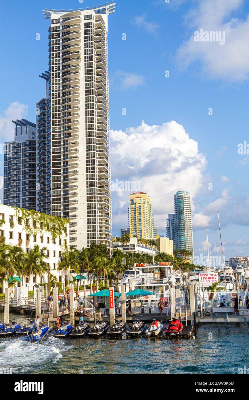 Miami Beach Florida,Marina,alto,condominio appartamenti residenziali costruzione edifici alloggio,Biscayne Bay,noleggio moto d'acqua,FL100919082 Foto Stock