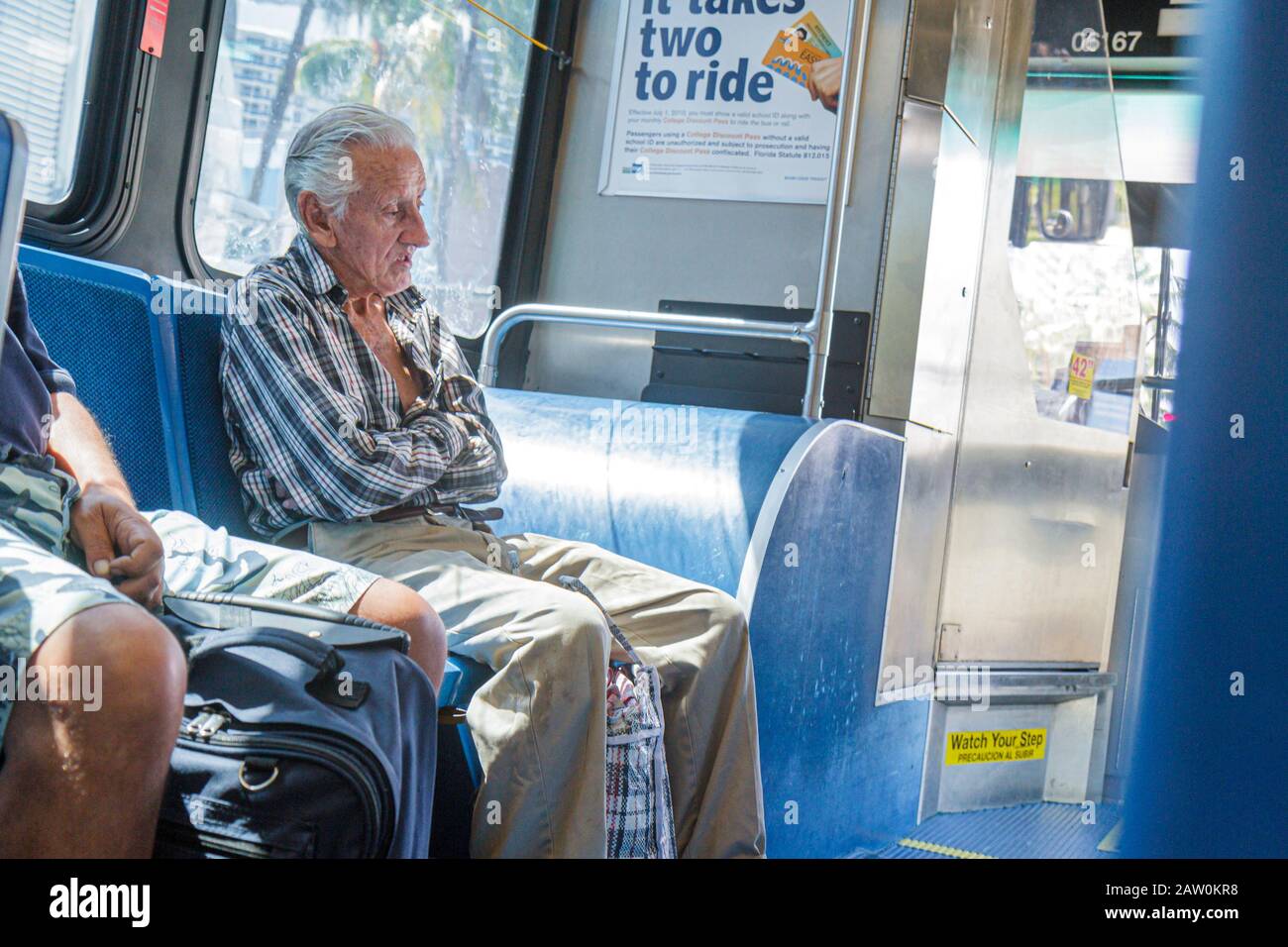 Miami Beach Florida, Metrobus, autobus pubblico, pullman, ispanico Latino latino immigrati immigrati etnici minoranza, anziani anziani anziani anziani cittadini pensionati Foto Stock