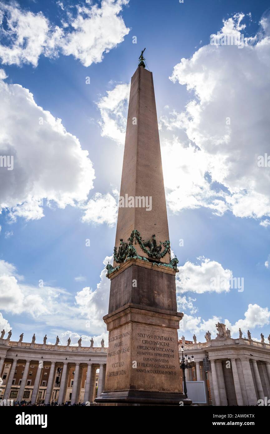 Un obelisco al centro di Piazza San Pietro, Città del Vaticano, Roma, Italia. Foto Stock