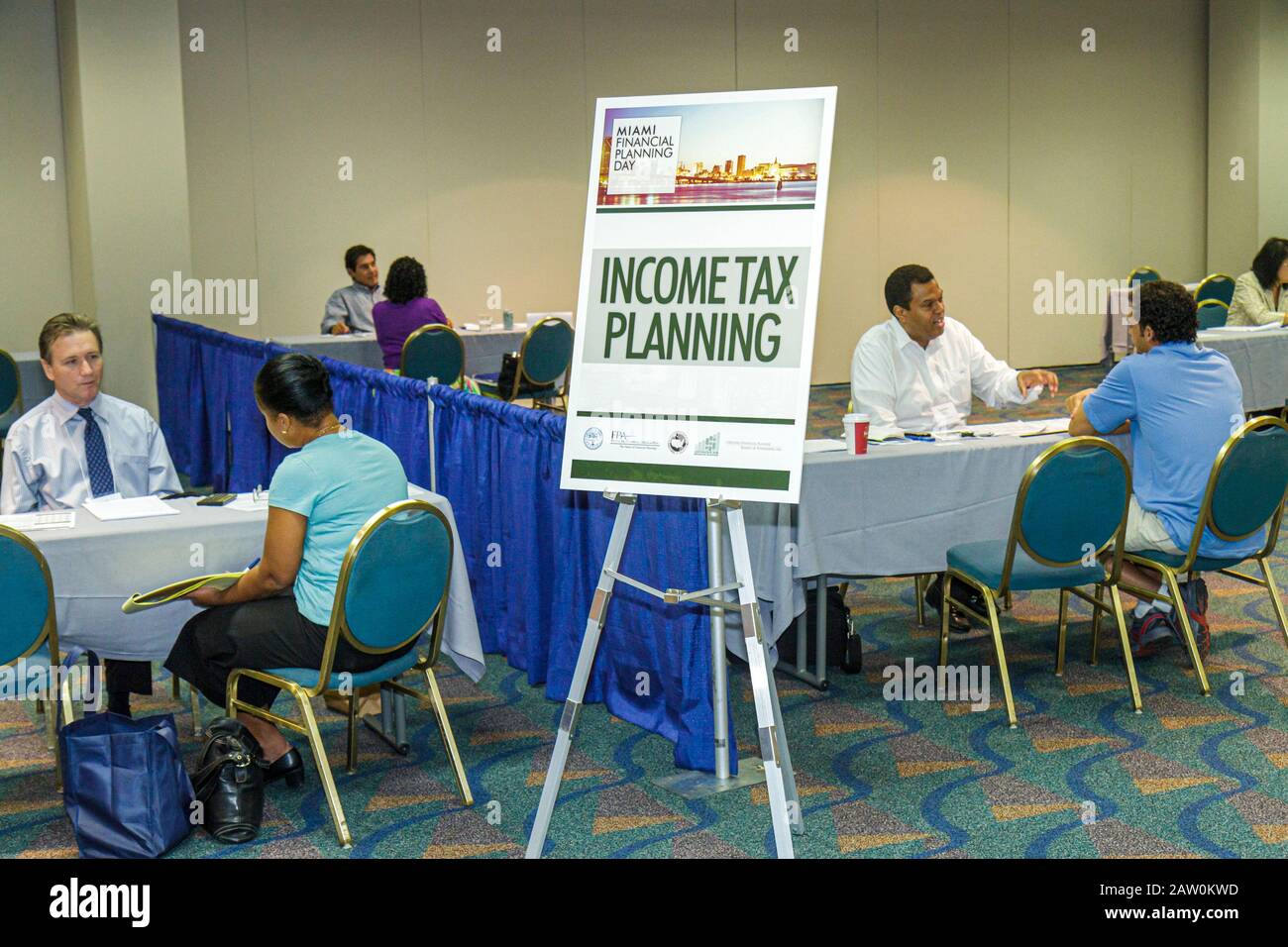 Miami Florida,James L. Knight Convention Center,Miami Financial Planning Day,consulenza gratuita,guide planners,sign,income tax planning,Black man men ma Foto Stock