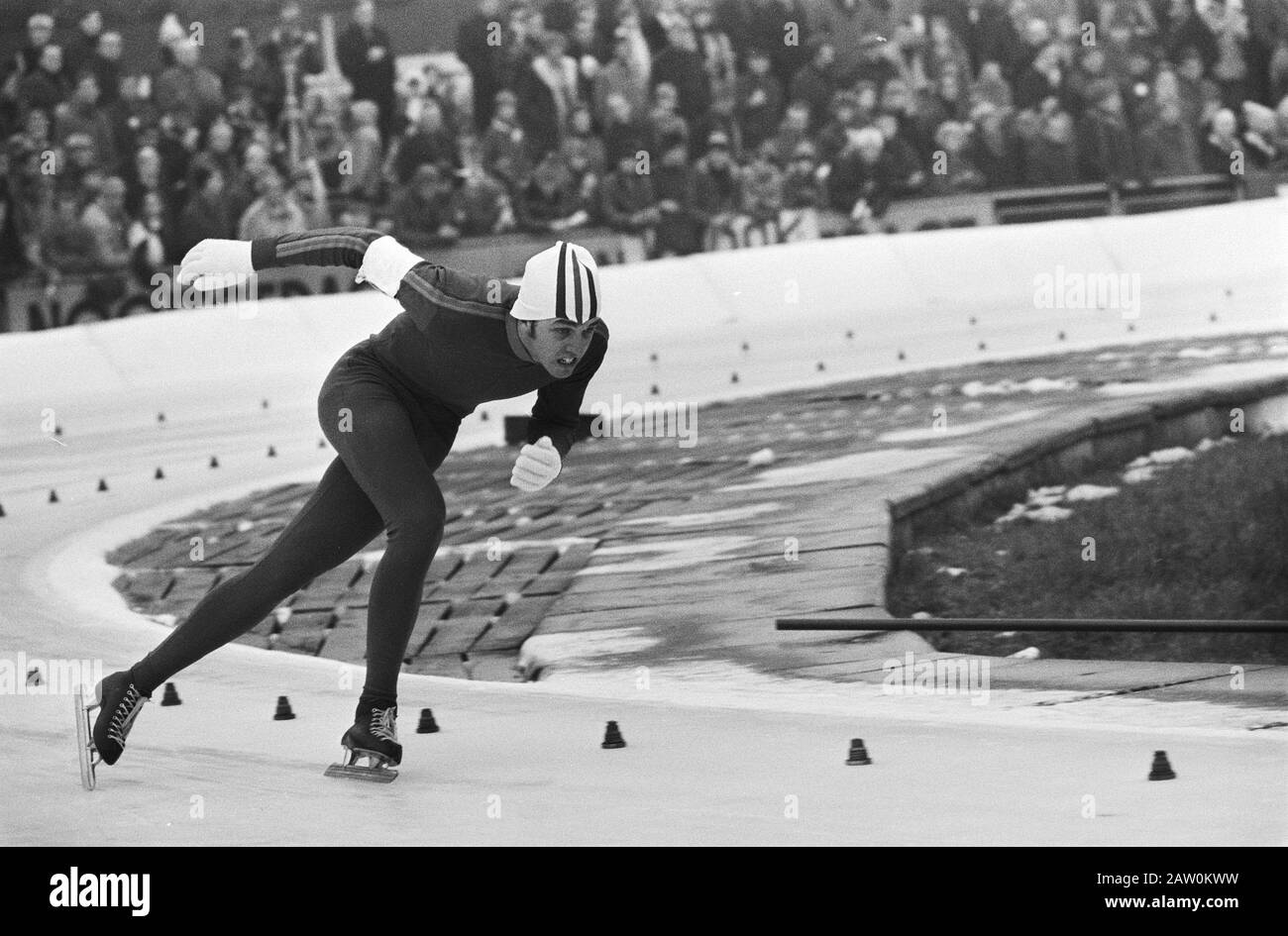 Dutch Skating Championships Signore e Signori, Amsterdam; 15 R. Nooitgedacht, 16 P. Finch, 17 K. Verkerk Data: 10 gennaio 1971 Località: Amsterdam, Noord-Holland Parole Chiave: Pattinaggio, sport Nome Di Persona: Peter Finch, R. Nooitgedacht, Verkerk, Kees Foto Stock