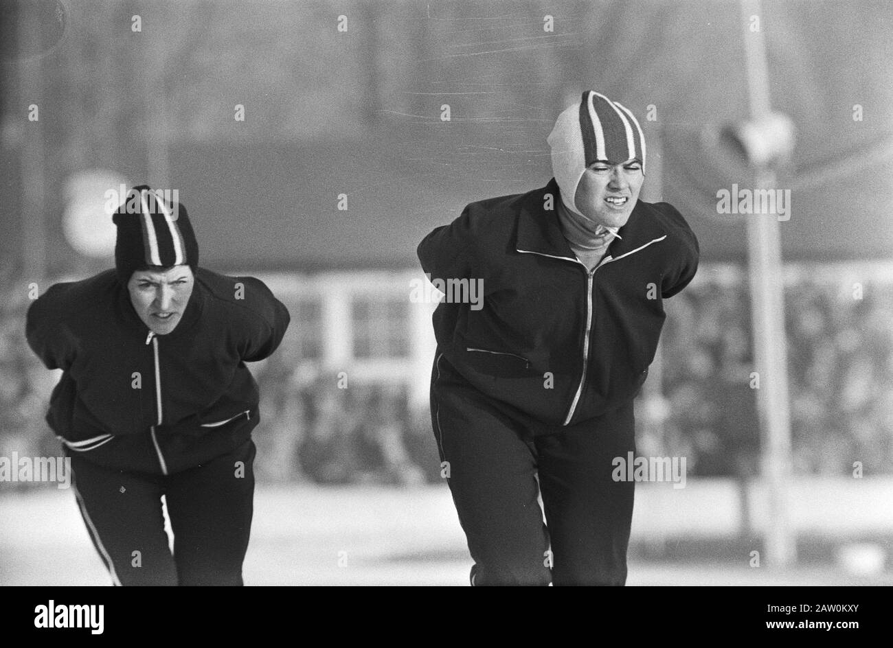 Dutch Skating Championships Signore e Signori, Amsterdam; Links A. Keulen-Deelstra, Right Stien Kaiser Data: 10 gennaio 1971 Località: Amsterdam, Noord-Holland Parole Chiave: Skating, nome di persona A. Keulen-Deelstra, Kaiser, Stien Foto Stock