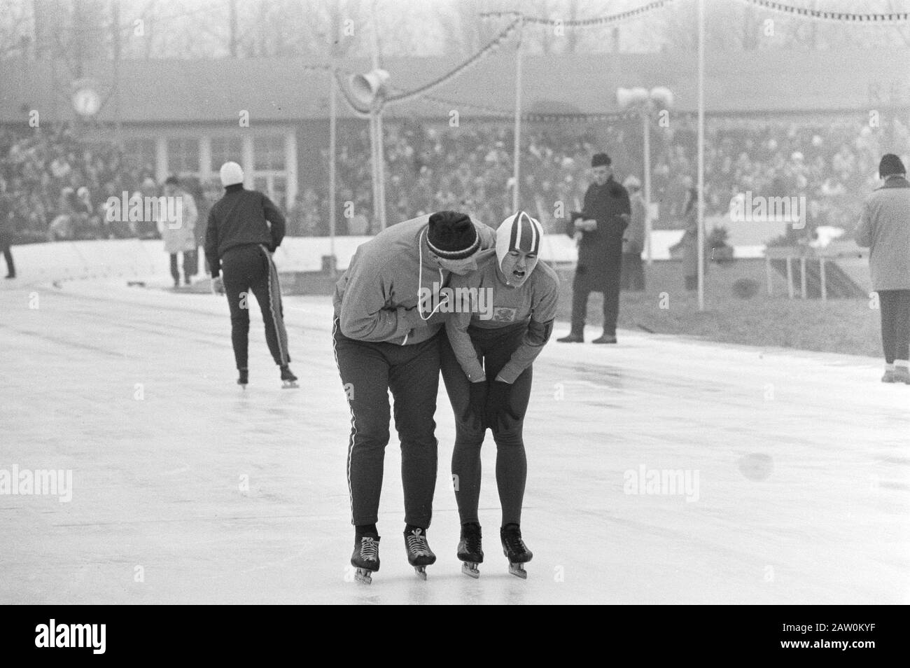 Dutch Skating Championships Ladies And Gentlemen, Amsterdam; Kees Broekman And Stien Kaiser After Ride Data: 10 Gennaio 1971 Località: Amsterdam, Noord-Holland Parole Chiave: Skating, Sports Person Nome: Kaiser, Stien, Kees Broekman Foto Stock