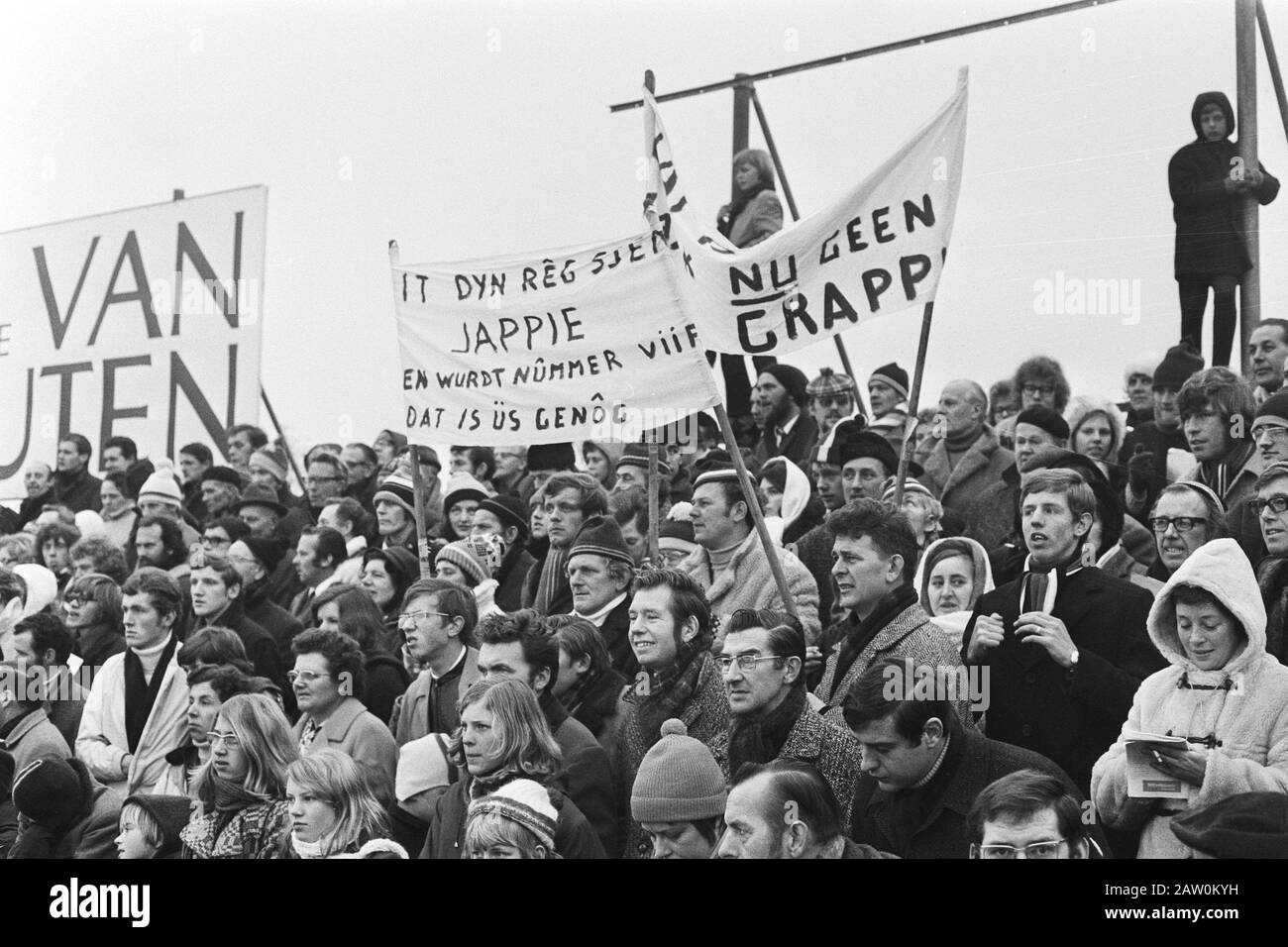 Dutch Skating Championships Signore e Signori, Amsterdam; No. 12, 13:. Pubblico con segni Data: 10 gennaio 1971 Località: Amsterdam, Noord-Holland Parole Chiave: Borden, pattinaggio pubblico, sport Foto Stock