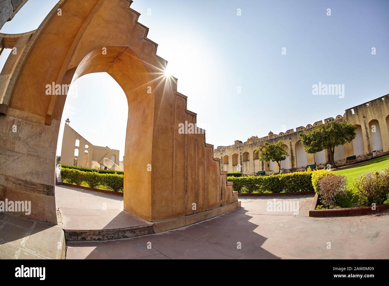 Jantar Mantar observatory complessa al cielo blu a Jaipur, Rajasthan, India Foto Stock