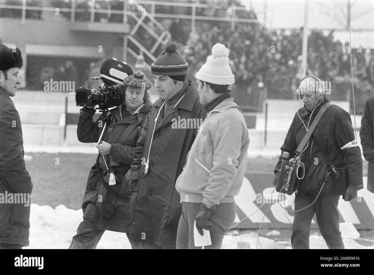 Campionato olandese di pattinaggio Deventer Signore e signori No.4 (m) Pfrommer, (r) G. Maarse, No.5 Verkerk Data:.. 8 gennaio 1972 Località: Deventer Parole Chiave: Skating, sport Nome Persona: G. Maarse Foto Stock