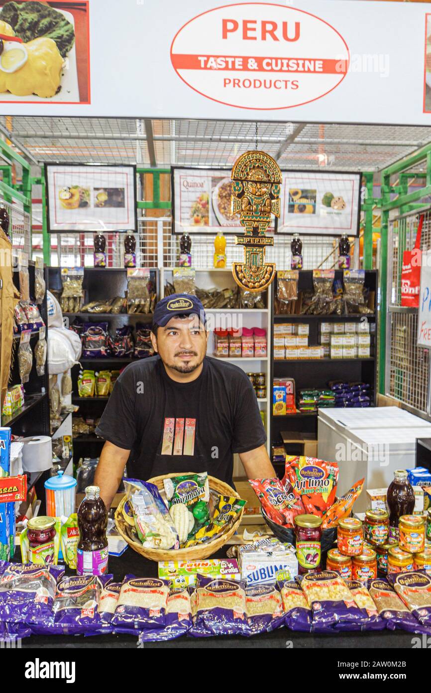Hollywood Florida,Yellow Green Farmers Market,vendor vendor,stalla bancarelle stand mercato,transazione pagamento paga acquisto acquisti,vendita,shopping shopper sh Foto Stock