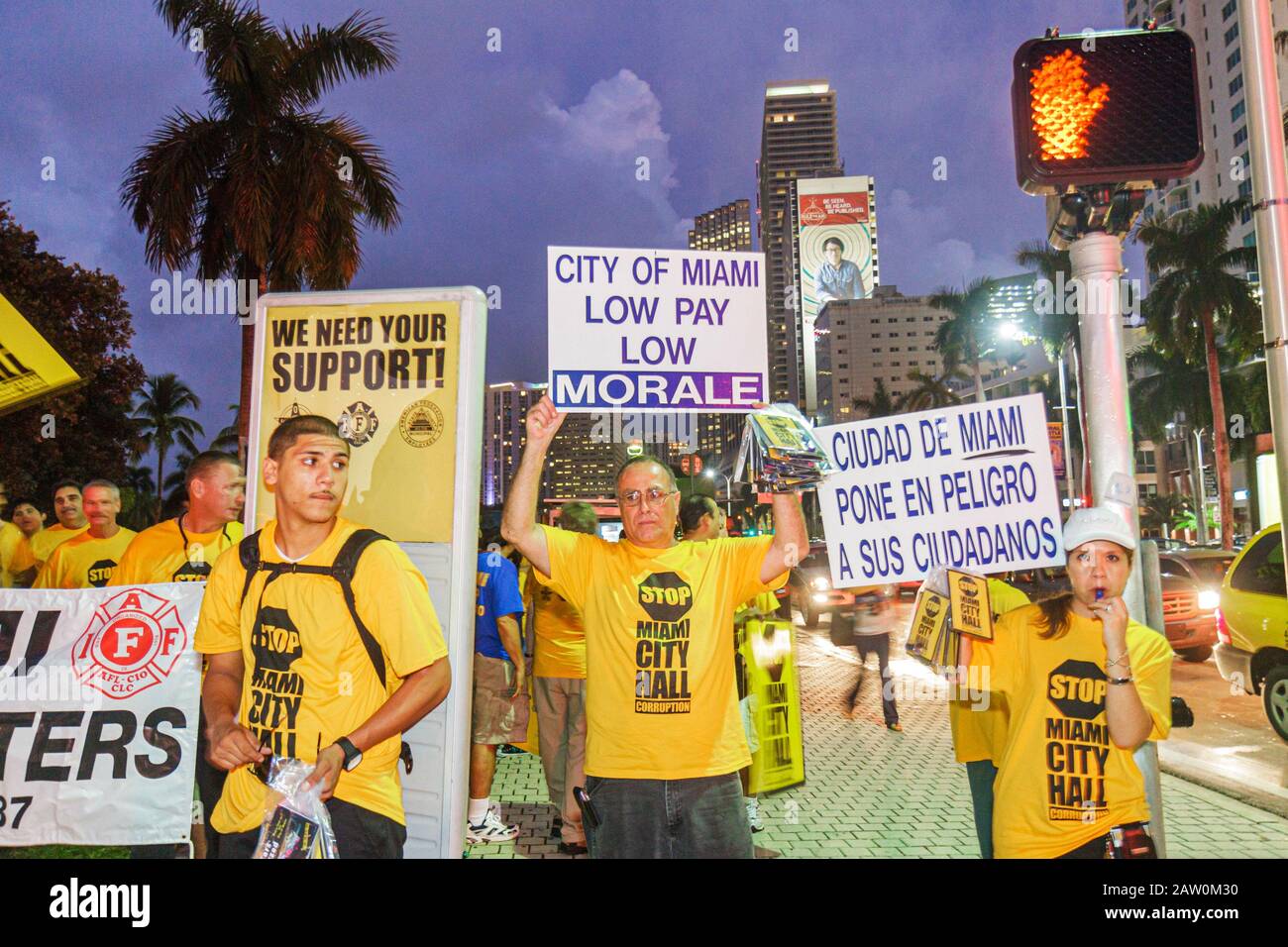 Miami Florida,Biscayne Boulevard,manifestanti,protesta,polizia,poliziotti,vigili del fuoco,vigili del fuoco,dipendenti della città,tagli di bilancio,salari,uomini ispanici maschi,WO Foto Stock