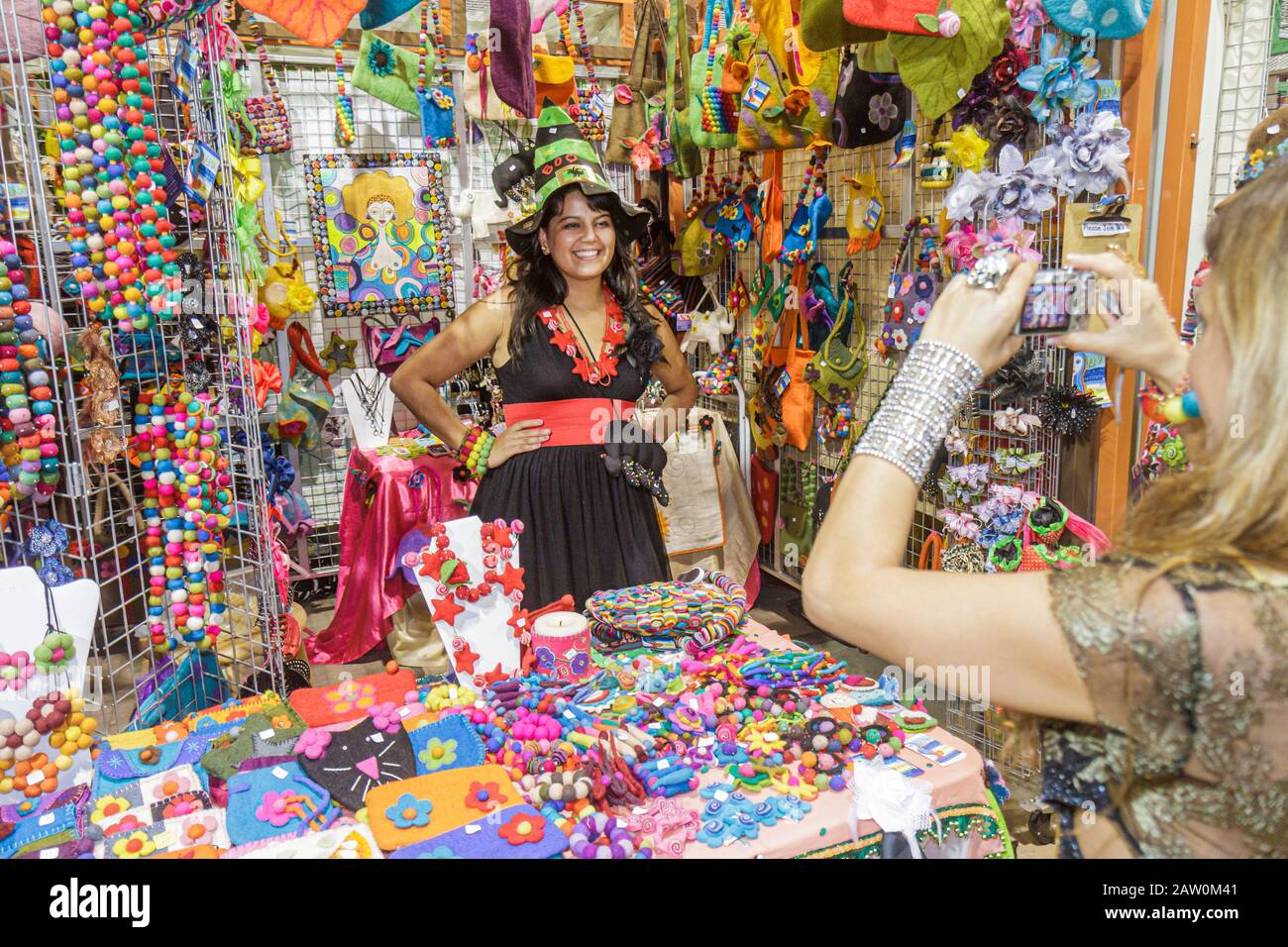 Florida,Hollywood,Yellow Green Farmers Market,venditori bancarelle stand mercato stand mercato,transazione pagare acquisti d'acquisto,vendita,shoppin Foto Stock