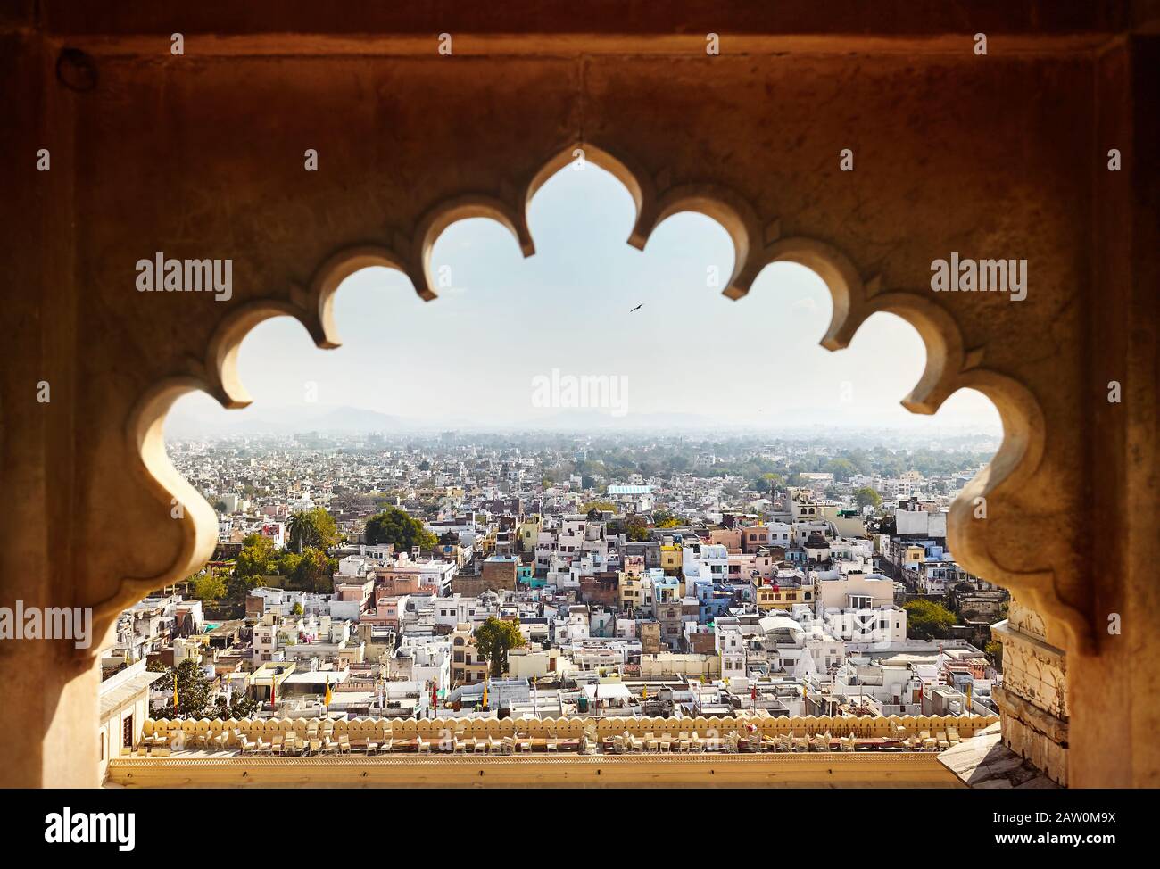 Udaipur Palace architettura che incornicia con vista dell'arco alla città in Rajasthan, India Foto Stock