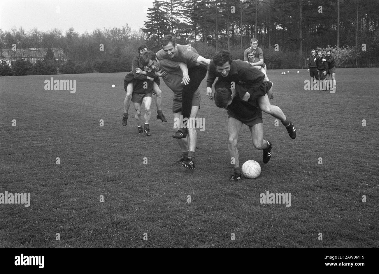 Lower Lance squadra selezionata che il prossimo Mercoledì contro la Polonia giocherà gioco equestre calcio Data: 5 maggio 1969 Parole Chiave: Sport, calcio Foto Stock