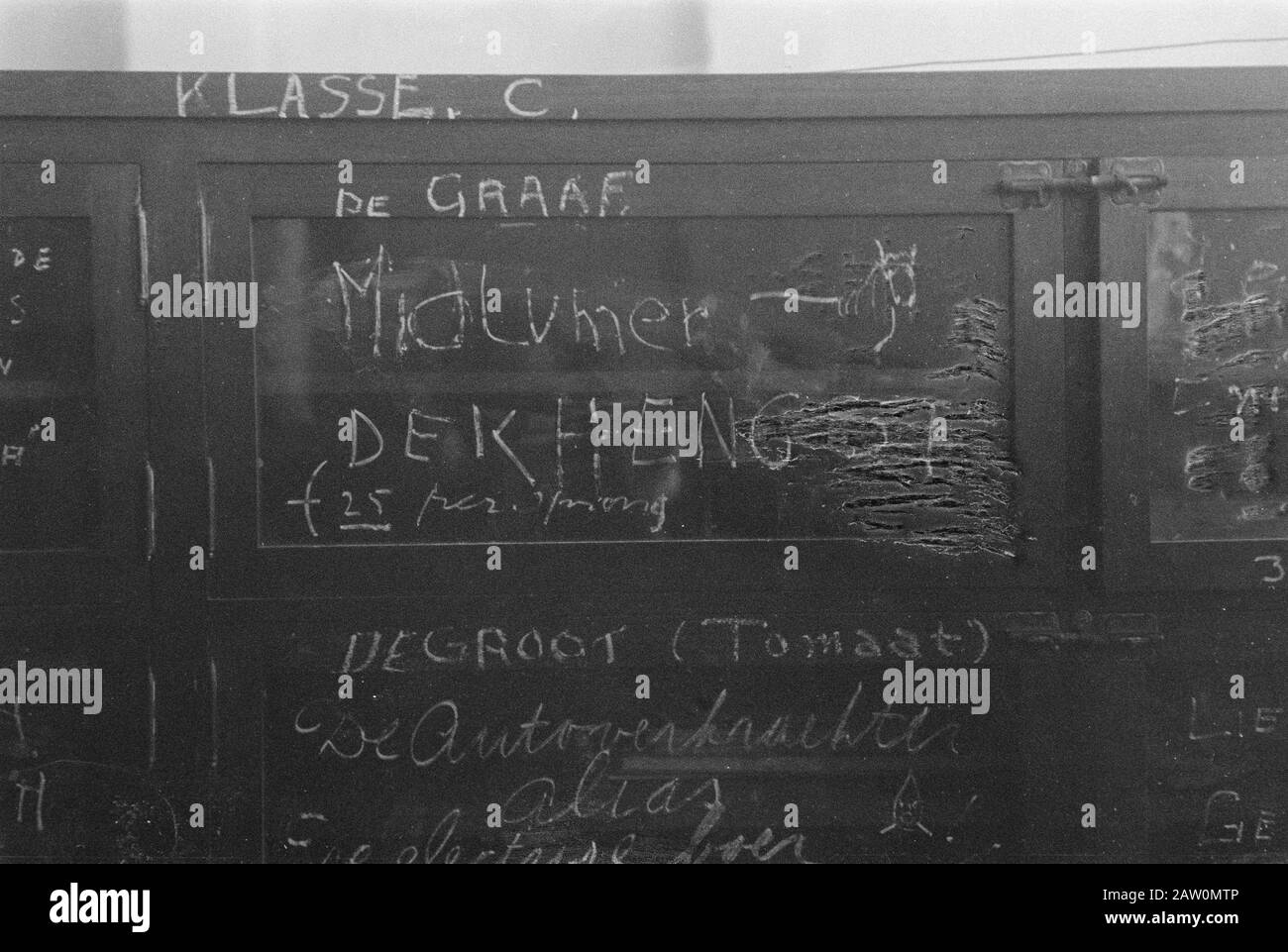 Scuola meccanica dell'aeronautica militare nel centro di Batavia Dutch 'grafitty' su un camion Data [?]: 1946 luogo: Indonesia Dutch East Indies : Unknown / DLC Copyright Titolare: National Archives Materiale tipo: Negativo (bianco / nero) archivio numero di inventario: Vedi accesso 2.24.04.03 Felenumber: 2-6-6; Foto Stock