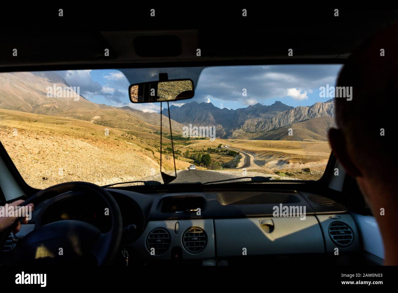 Viaggio attraverso il centro della Turchia, guardare dalla finestra di una macchina, montagne Taurus Foto Stock