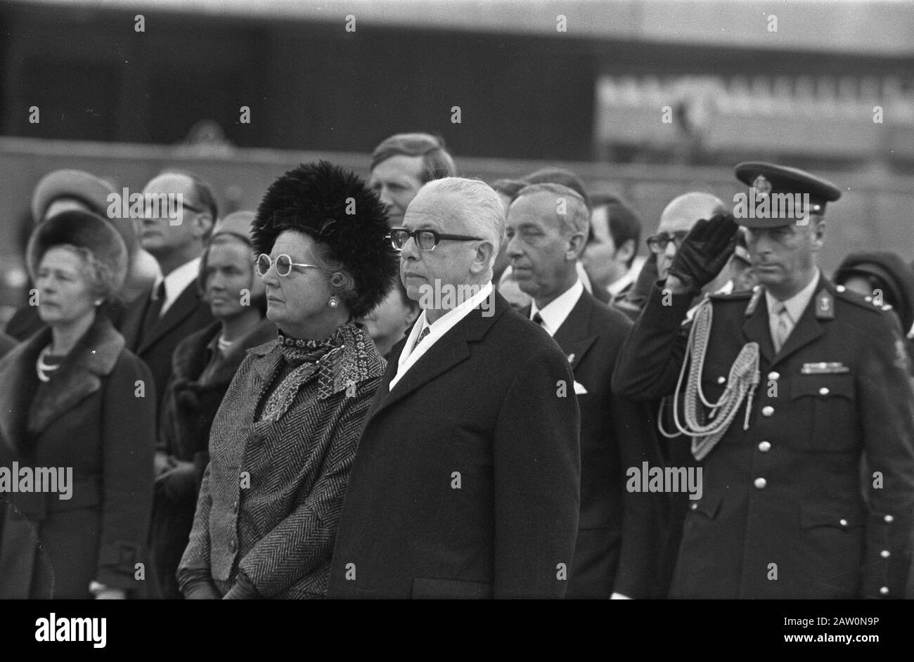 Visita di Stato Regina Juliana e Principe Bernhard della Germania Ovest Regina Juliana e presidente Heinemann dopo essere arrivati all'aeroporto Wahn di Bonn Data: 26 ottobre 1971 Ubicazione: Bonn, Germania Ovest Parole Chiave: Arrivi , regine, presidenti, visite di stato, aeroporti Nome Persona: Heinemann, Gustav, Juliana (queen Olanda) Foto Stock