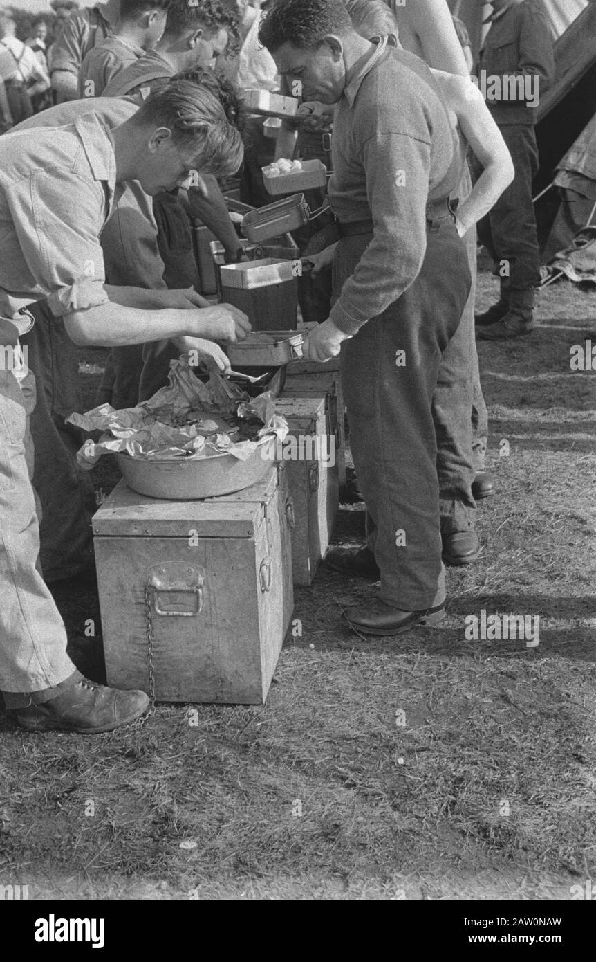 Manovre di brigata nei Paesi Bassi. Le razioni sono distribuite durante un esercizio di tre giorni. [Esercitazioni Principessa Irene Brigade.De razioni condividere tijdend l'esercizio di tre giorni] Data: Luglio 1943 luogo: Regno Unito Parole Chiave: Esercito, soldati, addestramento, seconda guerra mondiale Foto Stock