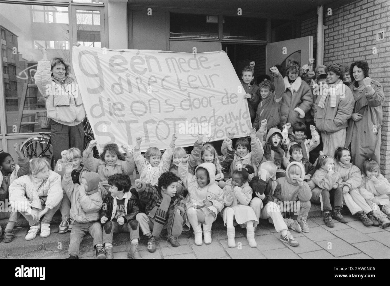 Il co-direttore appena nominato non è permesso dai genitori Pearl School in Amsterdam Data: 11 gennaio 1988 Località: Amsterdam, Noord-Holland Parole Chiave: Genitori, scuole : Croes, Rob C. / Anefo Copyright Titolare: National Archives Materiale tipo: Negativo (bianco / nero) archivio numero di inventario: Vedi accesso 2.24.01.05 Foto Stock