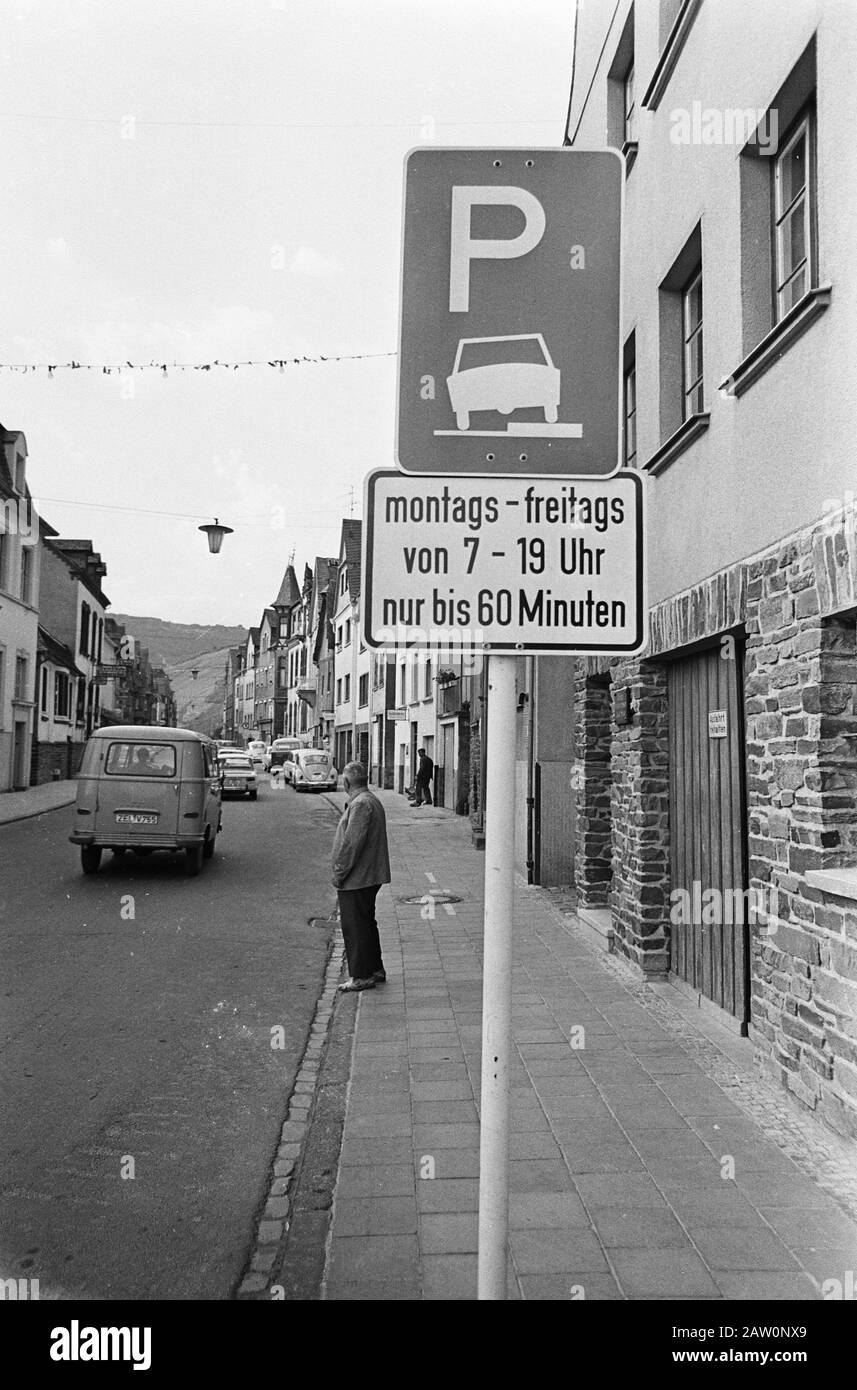 Nuova strada in Germania: Parcheggio sui tavoli da picnic su due ruote Data: 16 agosto 1967 Località: Germania Parole Chiave: Parcheggio, traffico Foto Stock