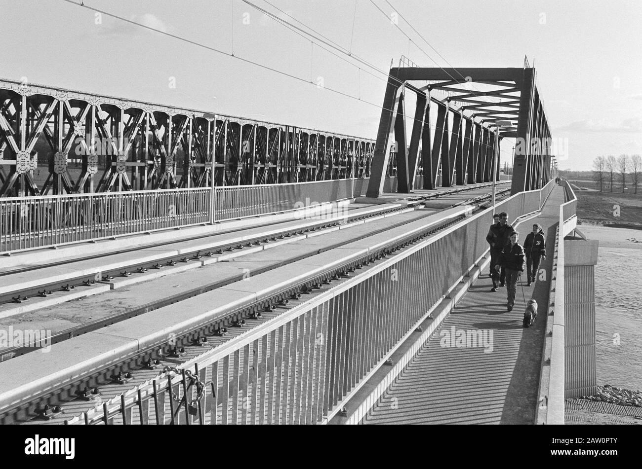 Nuovo ponte ferroviario sopra l'IJssel a Deventer 7 maggio aperto inizio Data: 24 aprile 1982 Località: Deventer, IJssel Parole Chiave: Ponti ferroviari Foto Stock