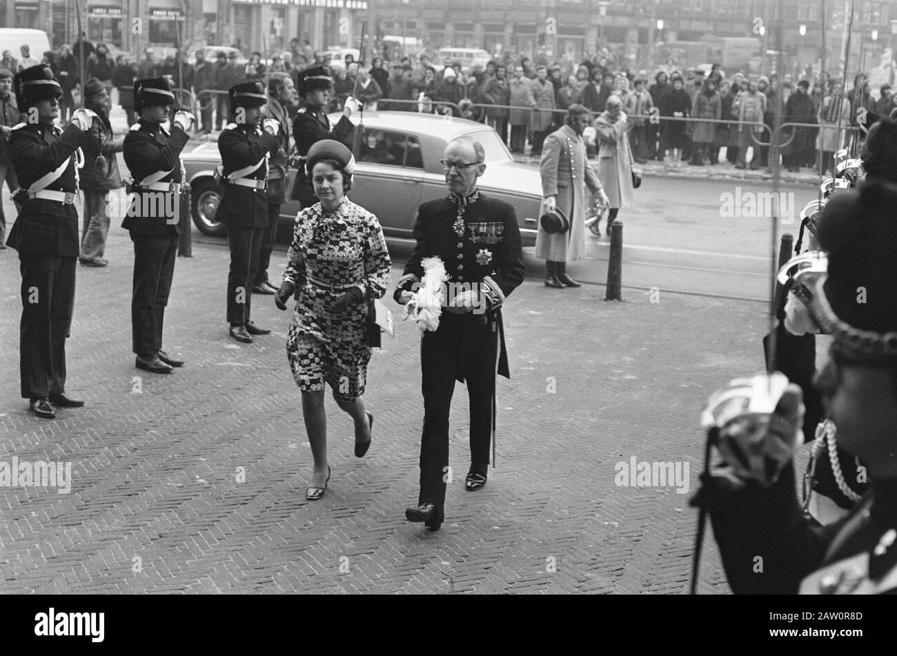Ricevimento di Capodanno Royal Couple su Piazza Dam ad Amsterdam; ottenere ambasciatore britannico con sua moglie Data: 3 febbraio 1976 posizione: Amsterdam, Noord-Holland Parole Chiave: Ricevimento di Capodanno, arrivi king SAVE Foto Stock