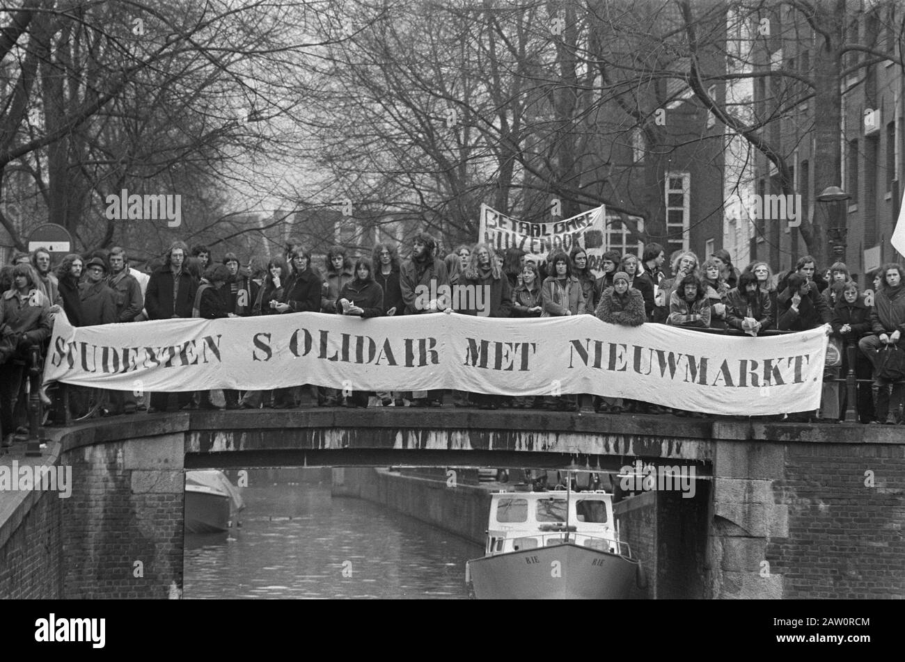 Nieuwmarkt preparato per la demolizione e l'eventuale azione di polizia; studenti, in solidarietà con i gruppi d'azione, dimostrando a Nieuwmarktbuurt Data: 4 marzo 1975 luogo: Amsterdam, Noord-Holland Parole Chiave: Gruppi d'azione, STUDENTI, dimostrazioni Foto Stock