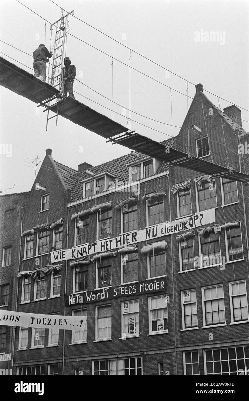 Nieuwmarktbuurt; ponte aereo tra edifici minacciati su Kranboomsloot Data: 9 marzo 1975 Località: Amsterdam, Noord-Holland Parole Chiave: Edifici Foto Stock