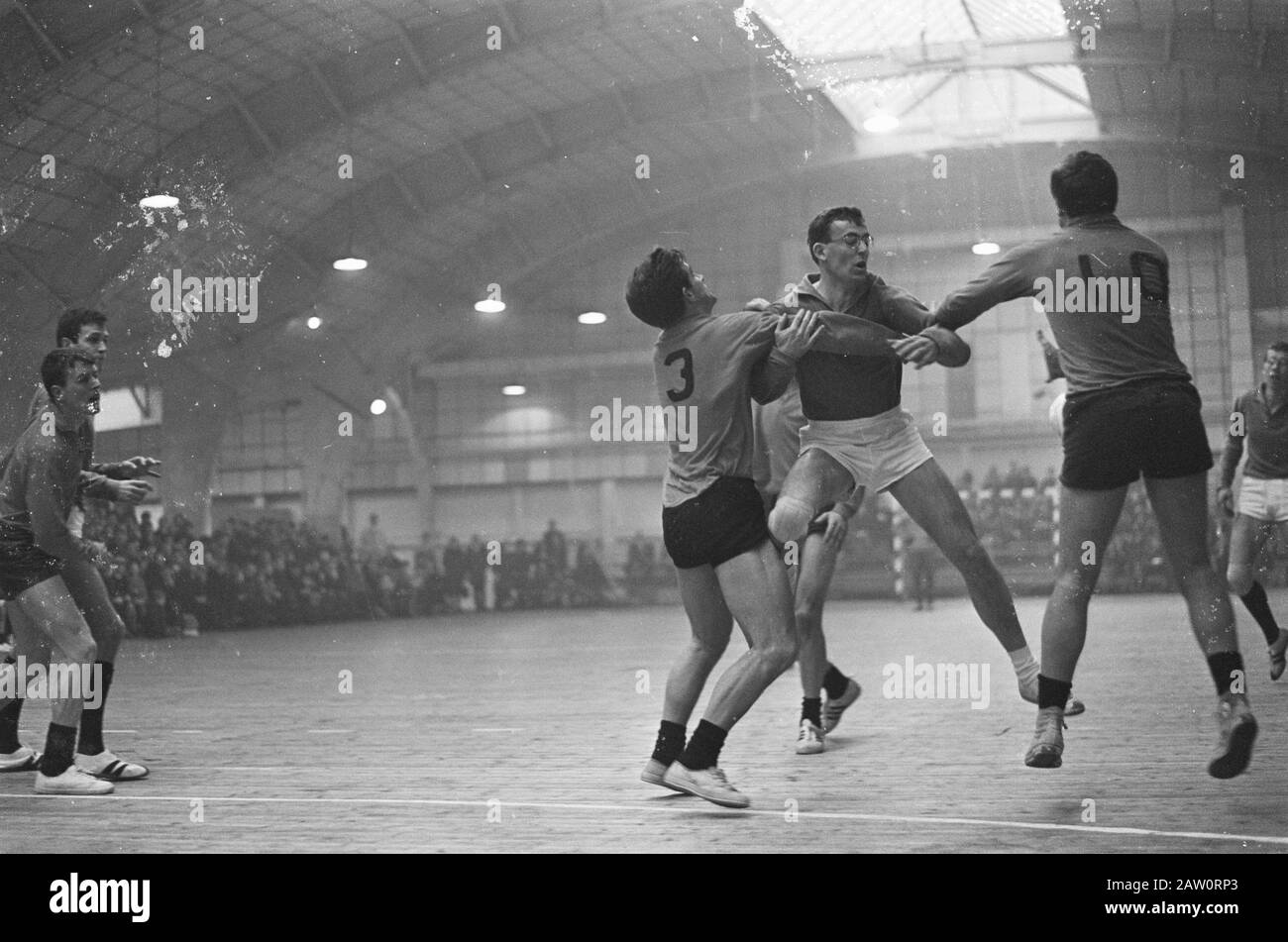 Niloc contro Esca 16-9, pallamano indoor, momenti di gioco Data: 15 gennaio 1967 Parole Chiave: Pallamano indoor Nome istituto: Niloc Foto Stock