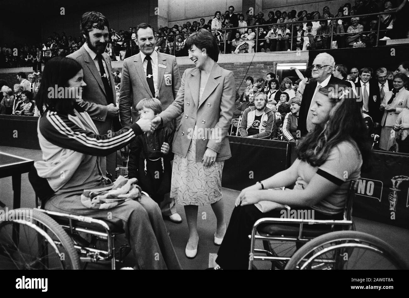 Olimpiadi speciali; Principessa Margriet e Principe Floris in tadeltenniss. Gerda Becker e Irene Smitt Data: 28 giugno 1980 luogo: Arnhem Papendal Parole Chiave: Disabili, regalità, principi, principesse, persona sportiva Nome: Becker Gerda, Floris Prince, Margriet, principessa, Smitt Irene Foto Stock