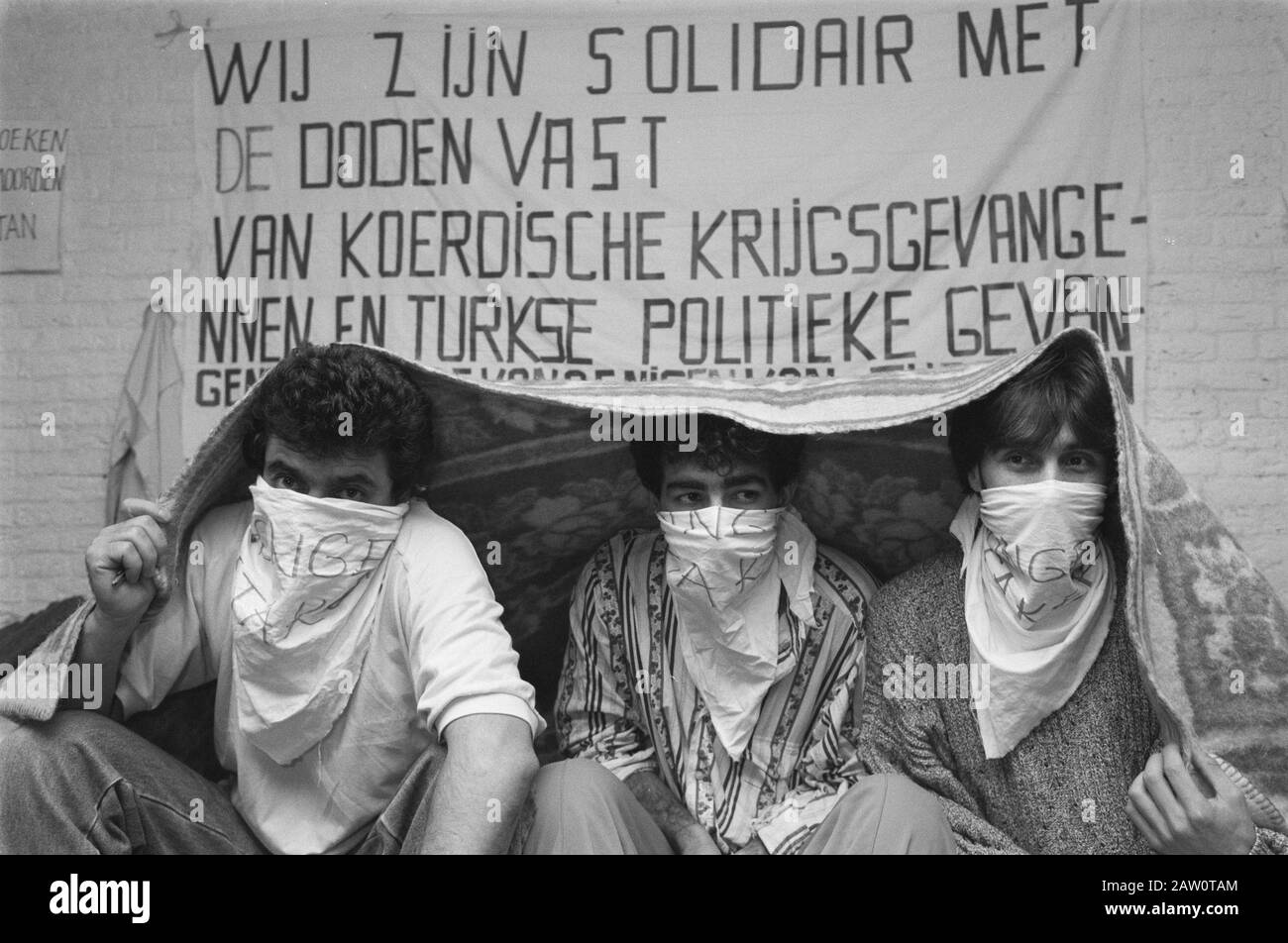 Sciopero della fame dei curdi nella Pauluskerk di Rotterdam dietro un banner; Foto Stock