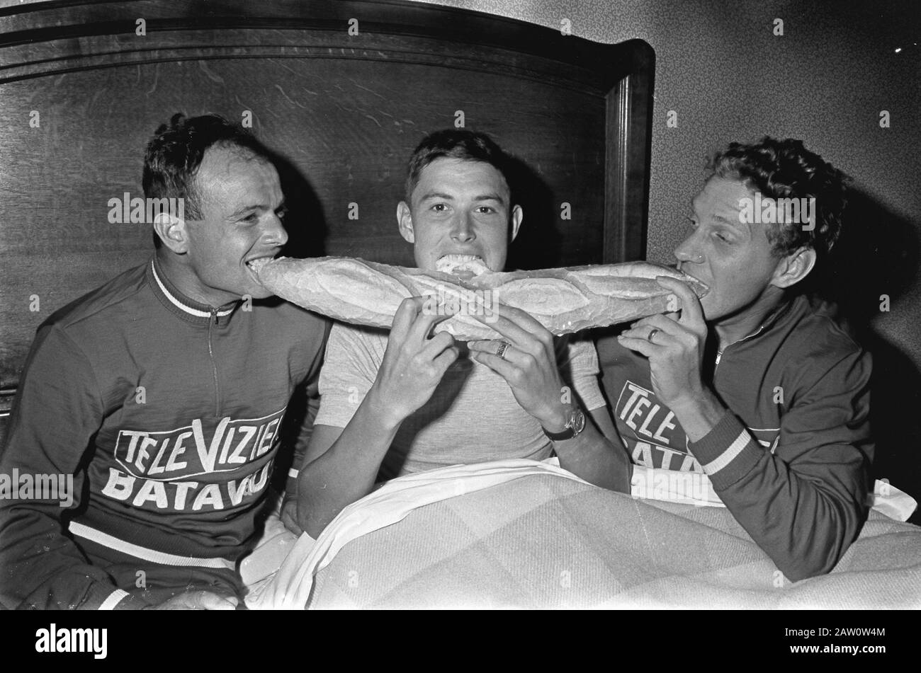Tour de France 1966 numero 3 e 4, n.d. Sbrigati, Karsten, Silverberg (pane), numero 5 e 6 Van Dongen e De Roo card Data: 27 giugno 1966 Parole Chiave: Baguette, persona ciclabile Nome: Silverberg, Huub Foto Stock