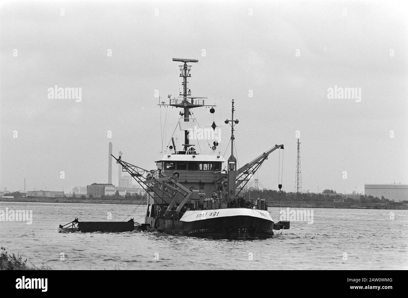 Banche Mare del Nord inquinato con olio; Due uomini che lavorano sulla pompa dell'olio Data: 9 ottobre 1985 Località: Mare del Nord Parole Chiave: Inquinamento da petrolio Foto Stock