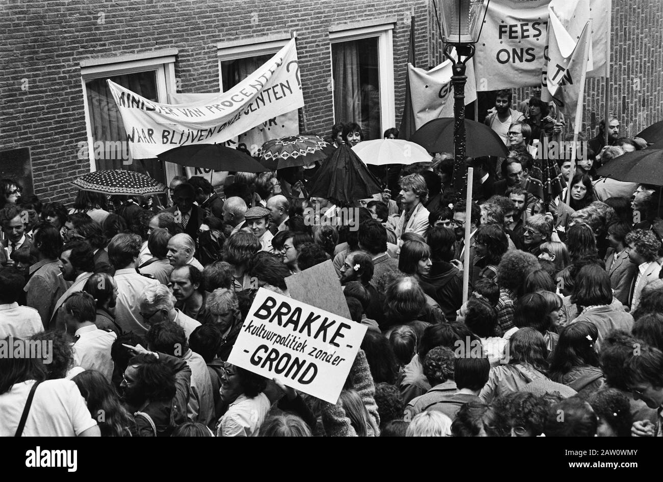 Apertura ufficiale Centro Culturale della Comunità fiamminga sul Amsterdam Nes; vetrina esterna artisti fiamminghi Data: 23 maggio 1981 Parole Chiave: Artisti, Aperture, centri Foto Stock