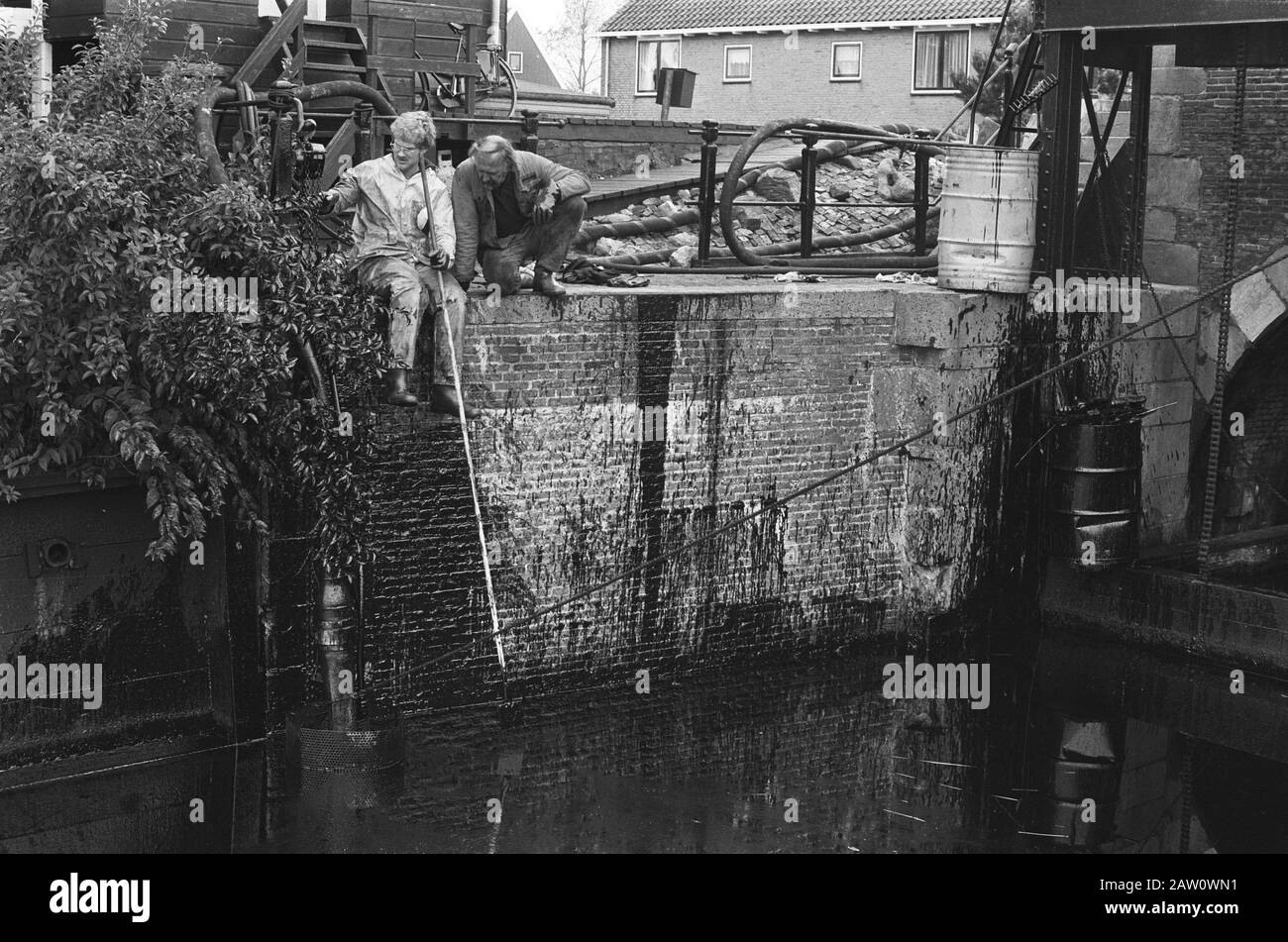 Banche Mare del Nord inquinato con olio; Due uomini che lavorano sulla pompa dell'olio Data: 9 ottobre 1985 Località: Mare del Nord Parole Chiave: Olio, inquinamento Foto Stock