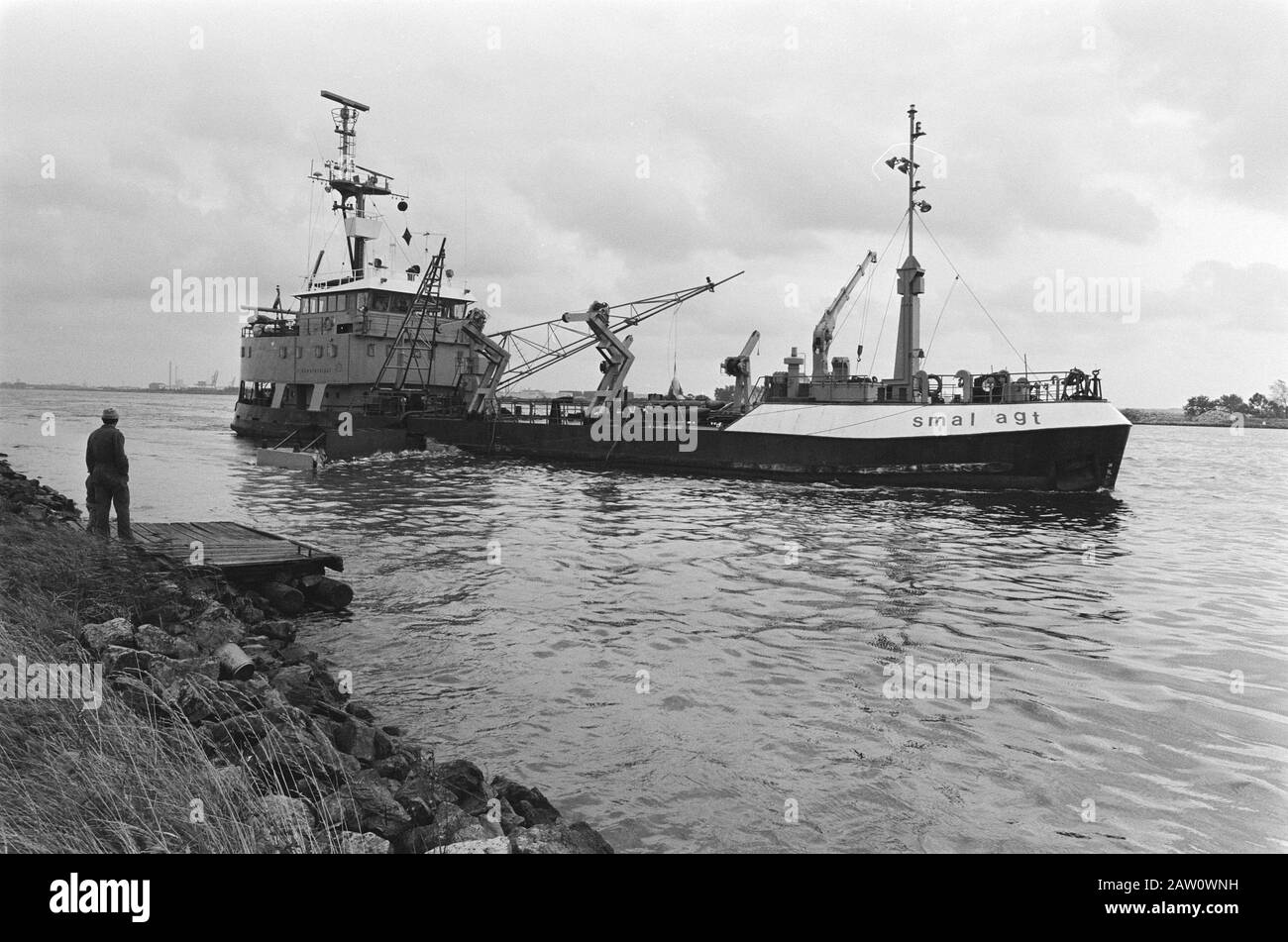Banche Mare del Nord inquinato con petrolio; vaso di recupero del petrolio Smal Agt al lavoro nel Mare del Nord Data: 9 ottobre 1985 Località: Mare del Nord Parole Chiave: Banche, inquinamento del petrolio Foto Stock
