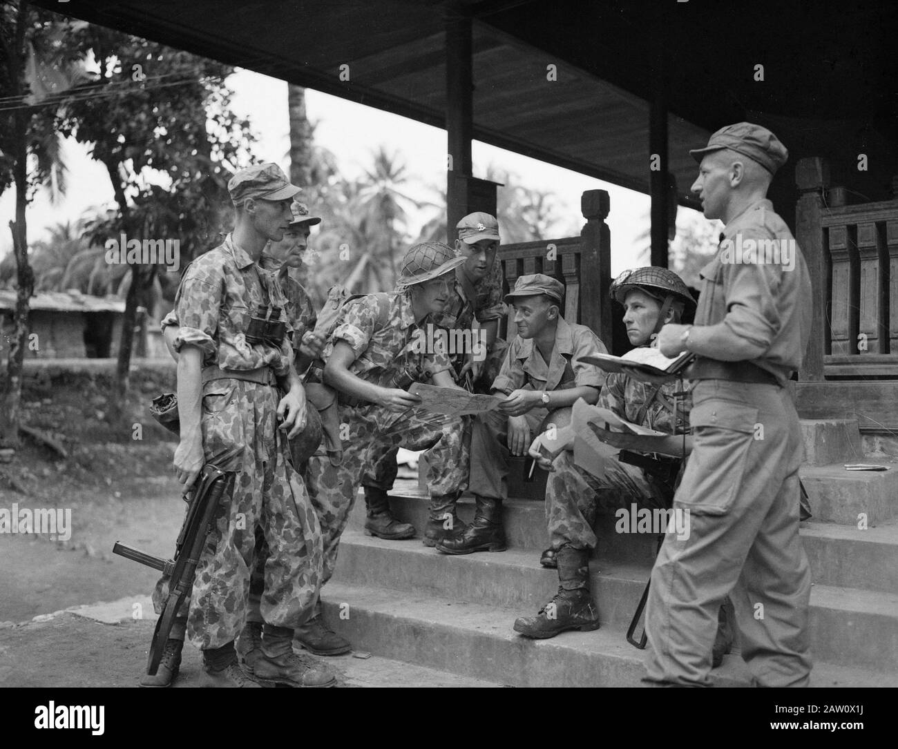 Spedizione della Batavia U-Brigade a Padang (serie 4th) gli ufficiali discutono usando le mappe Data: Novembre 1946 luogo: Indonesia, Indie orientali olandesi, Padang, Sumatra Foto Stock