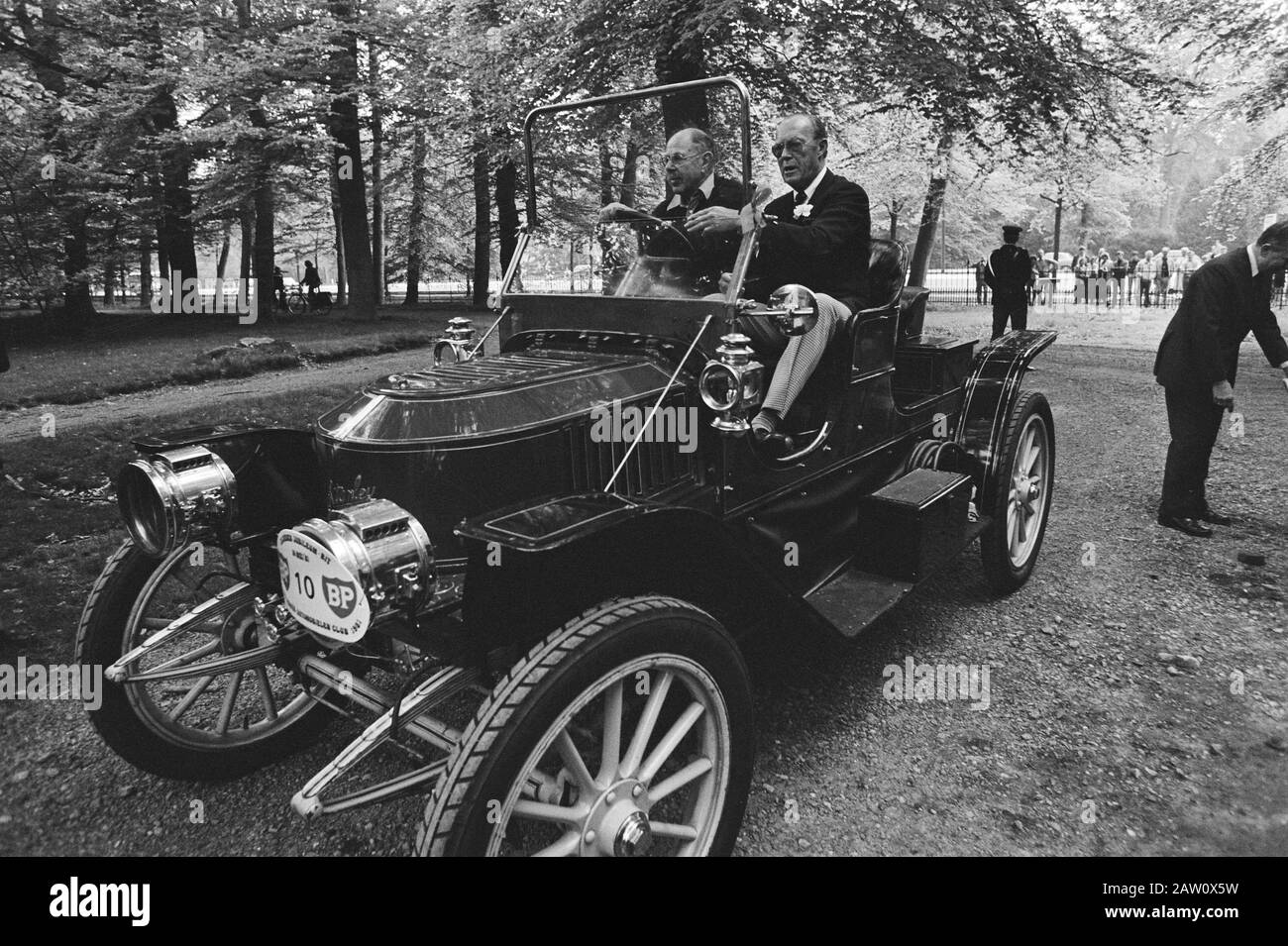 Vecchi timer a Soestdijk i.v.m. 25th anniversario Pioneer Automobiles Club, Bernhard patronato durante il giro in auto a vapore Data: 16 maggio 1981 luogo: Soestdijk Utrecht Parole Chiave: Automobili, club, anniversari, casa reale Nome Persona: Bernhard, principe Foto Stock