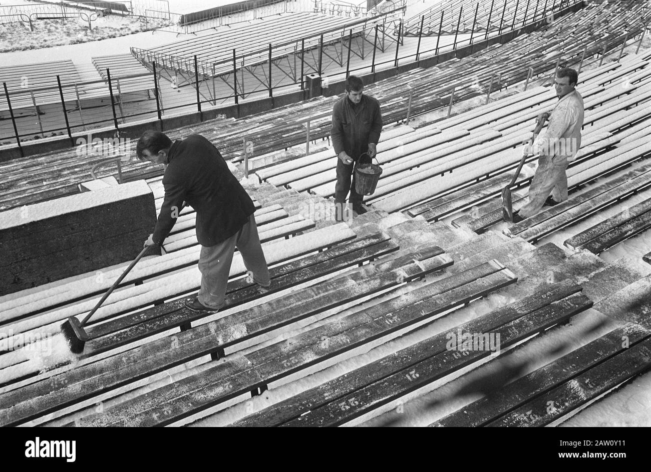 Stadio Olimpico pronto per la lotta, posti di sgombero neve per vedere i numeri Data: 12 gennaio 1968 Parole Chiave: Stadi Foto Stock Stadio Olimpico pronto per la lotta, posti di sgombero neve per vedere i numeri Data: 12 gennaio 1968 Parole Chiave: Stadi Foto Stock