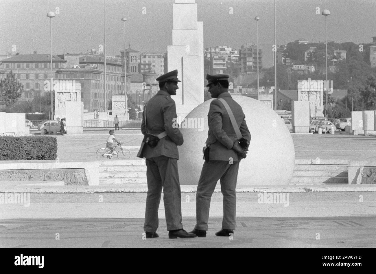 Giochi Olimpici a Roma, ingresso principale Villaggio Olimpico Annotazione: In primo piano due Carabineri. L'ingresso è allo Stadio Flaminio in Via Flaminio Data: 23 agosto 1960 Località: Italia, Roma Parole Chiave: Polizia Foto Stock