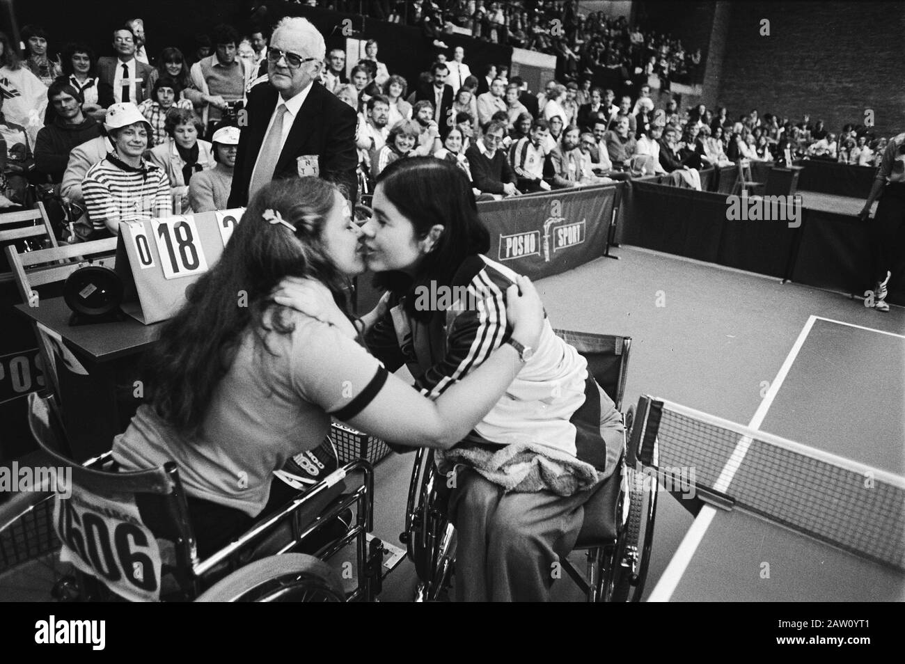 Olimpiadi speciali; Irene Schmit (a destra) e Gerda Becker (a sinistra) si congratulano con l'oro e il bronzo nel ping-pong Data: 28 giugno 1980 Località: Arnhem Papendal Parole Chiave: Handicappati, sport, tabelletto Nome: Becker Gerda Schmitt Irene Istituto Nome: Olimpiadi Foto Stock