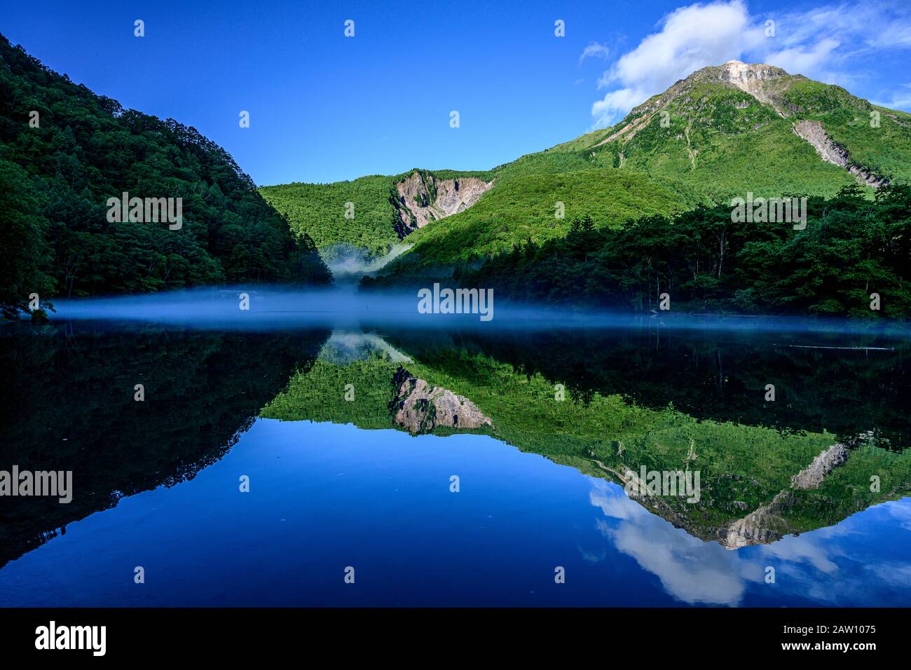 Mt. Yake riflesso sull'acqua Foto Stock