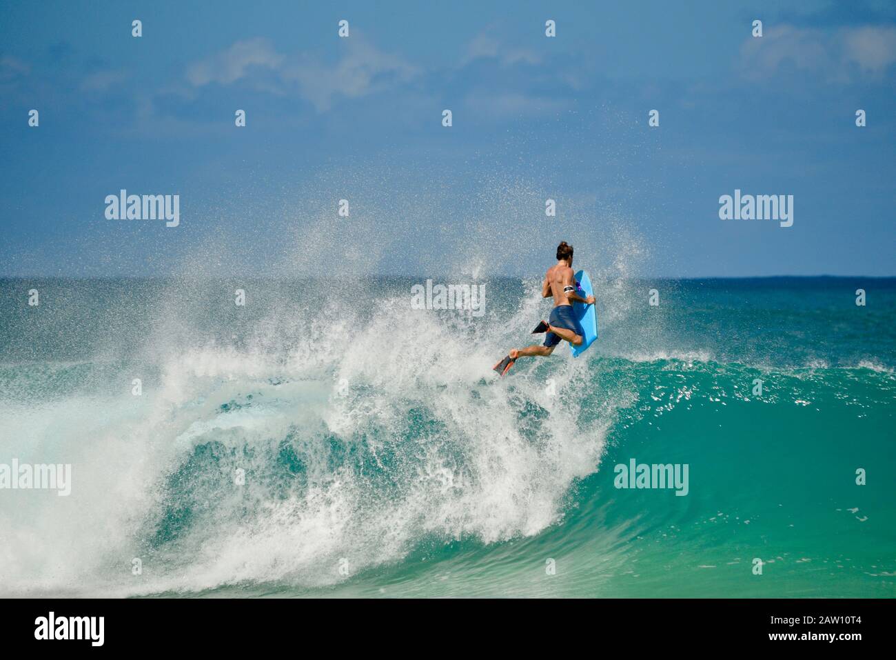Body surfing in cima al famoso crashing mondiale, che barreling curve turchesi onde in Banzai Pipeline sulla North Shore, isola di Oahu, Haleiwa, Hawaii, Stati Uniti Foto Stock