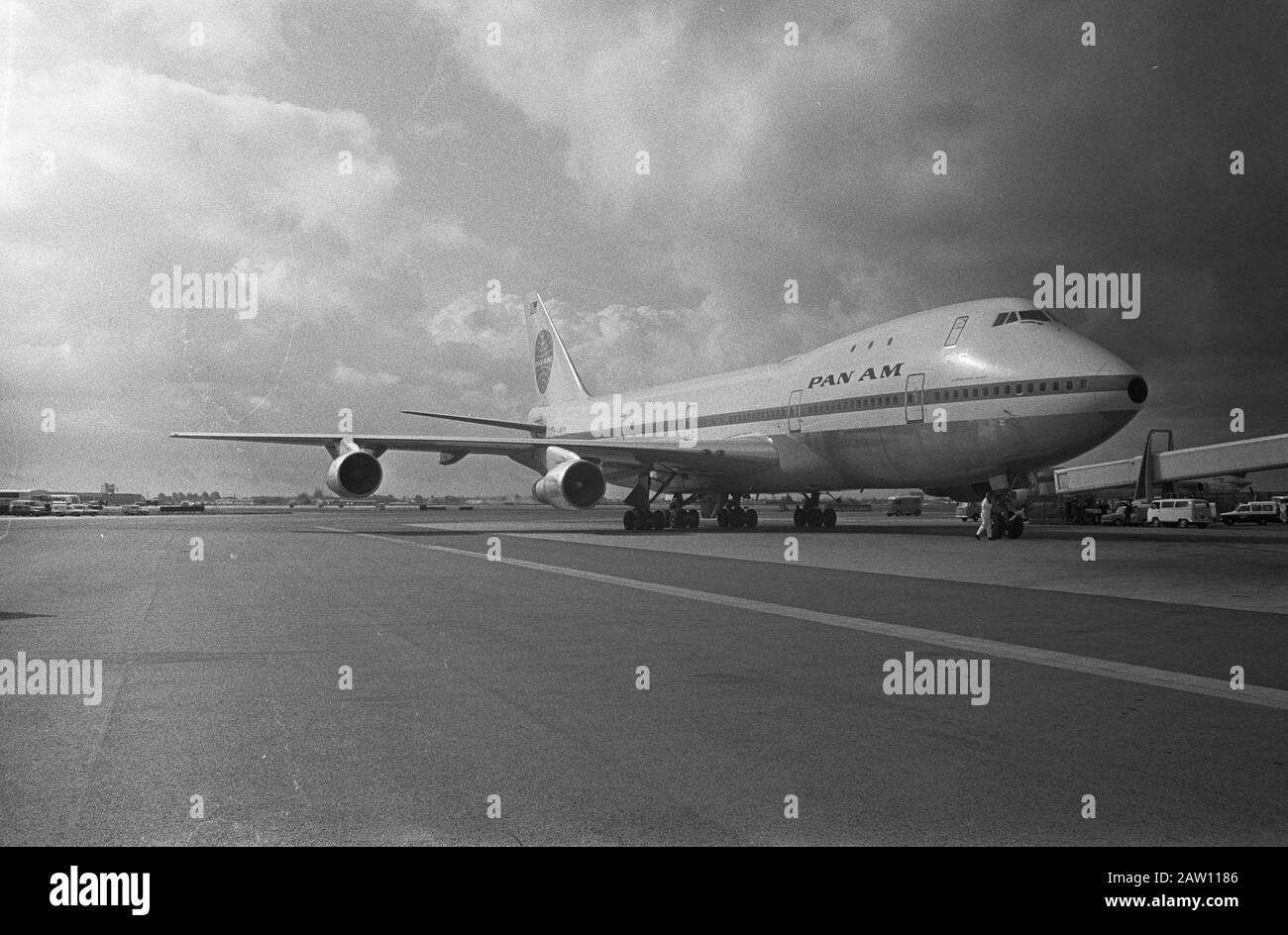 Primo Jumbo Jet Boeing 747 di Pan Am atterra a Schiphol Sotto un cielo olandese, il Boeing 747 jumbo Jet un impressionante verbeining Data alla piattaforma di Schiphol: 2 luglio 1970 posizione: Noord-Holland, Schiphol Parole Chiave: Arrivo e partenza, piattaforme aeronautiche, aeromobili, aeroporti Istituto Nome: Panam Foto Stock